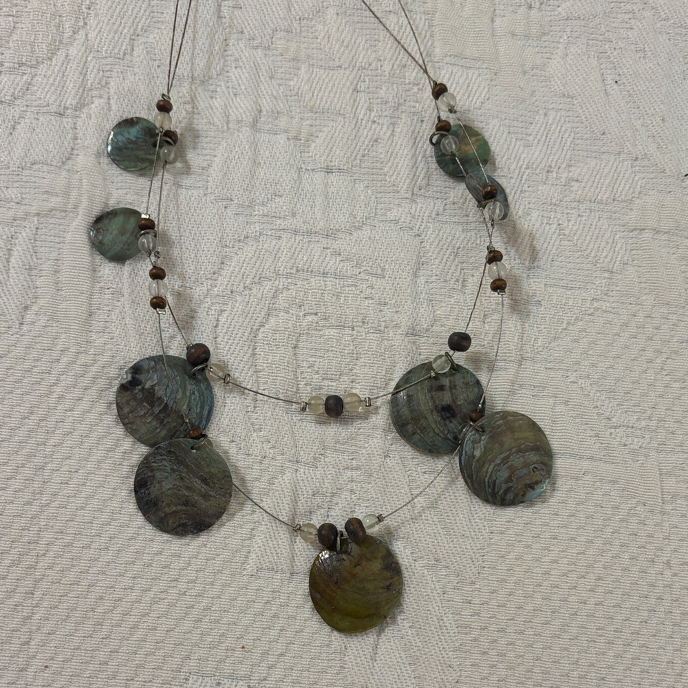 Elegant Multi-Color Shell Necklace - Picture 2 of 2